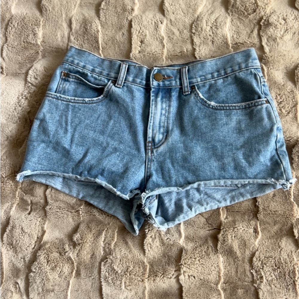 Billabong Mid-Rise Light/Medium wash Jean Short| Size: 27, 2.5 in inseem